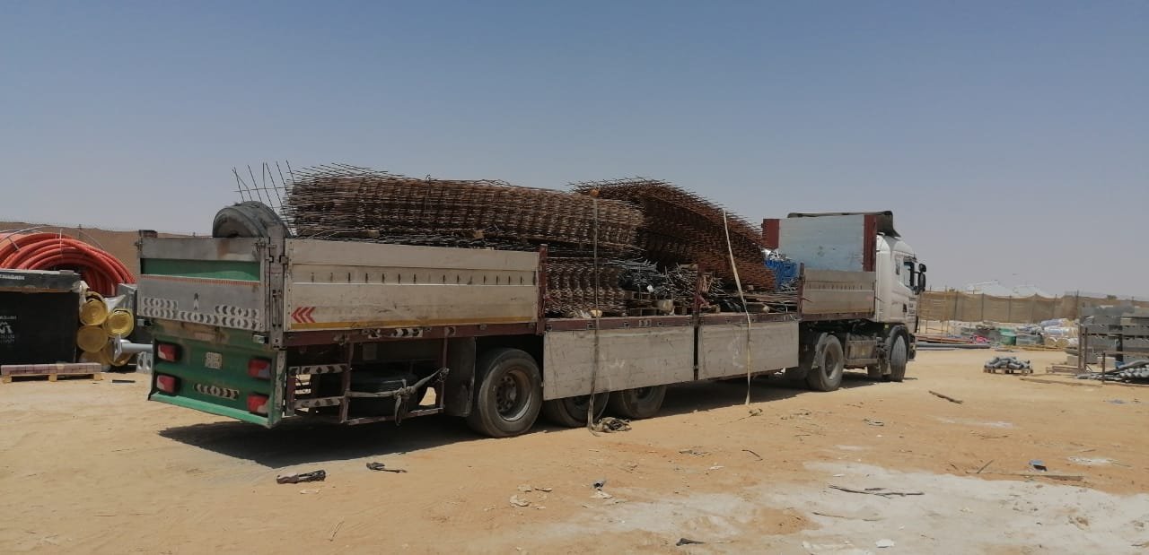 سيارة سطحة مزودة بتريلة فولدينق لخدمات نقل وشحن البضائع