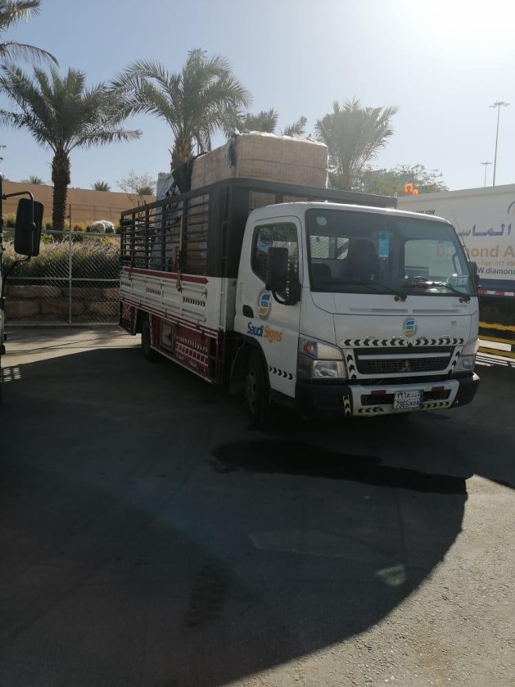 سيارة دينا لخدمات النقل اللوجستي السريع